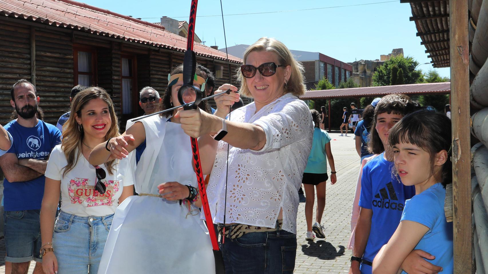 Brágimo / ICAL . Isabel Blanco, en una imagen reciente visitando a los participantes del Campamento Multiaventura de 'Red Activa' de Palencia