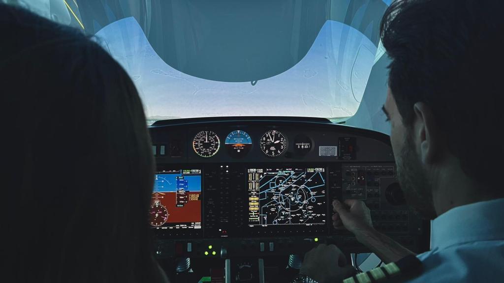 Prácticas de vuelo en un simulador.