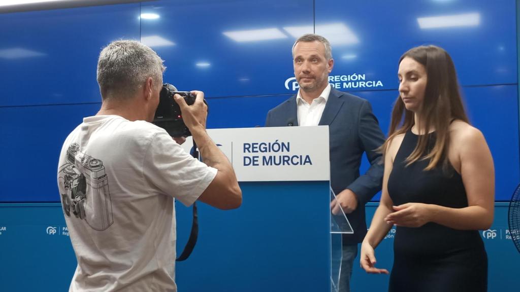 El popular Joaquín Segado, este viernes, durante la rueda de prensa que ha ofrecido en la sede del PP de la Región de Murcia.