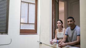 Alberto y su mujer Manuela en la vivienda que le ha proporcionado la Fundación Jubert Figueras.