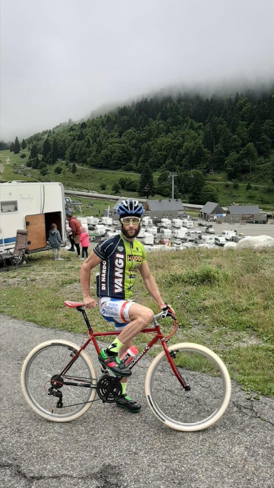 Álvaro subido en su bicicleta en el Tour de este año
