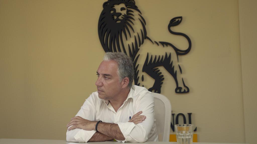 El vicesecretario de Coordinación Autonómica del PP, Elías Bendodo, durante la entrevista en la redacción de El Español de Sevilla.
