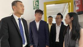 Riang Liang recorre las instalaciones de la Escuela Teide.