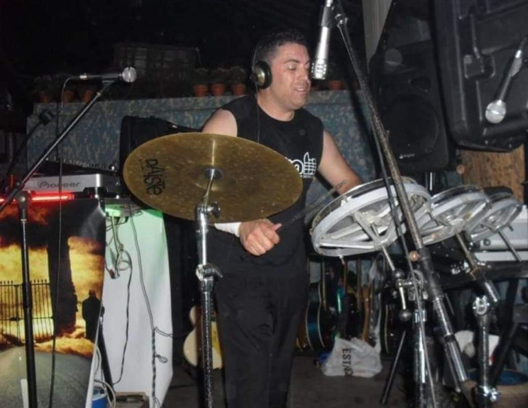 Dj Geñín tocando la batería