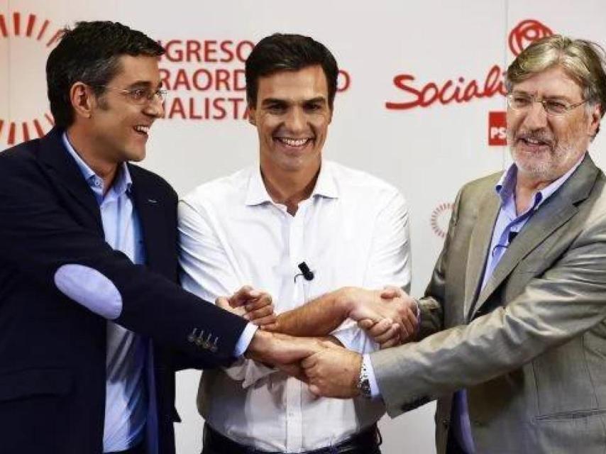 De izquierda a derecha: Eduardo Madina, Pedro Sánchez y José Antonio Pérez Tapias en las primarias de 2014.