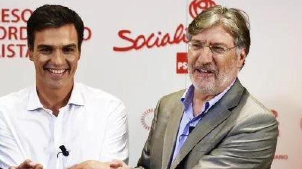 De izquierda a derecha: Eduardo Madina, Pedro Sánchez y José Antonio Pérez Tapias en las primarias de 2014.