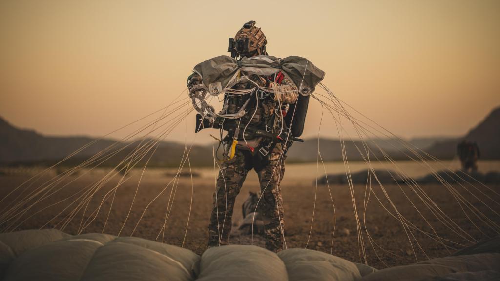 Un soldado del EZAPAC recoge su paracaídas tras ejecutar un lanzamiento.