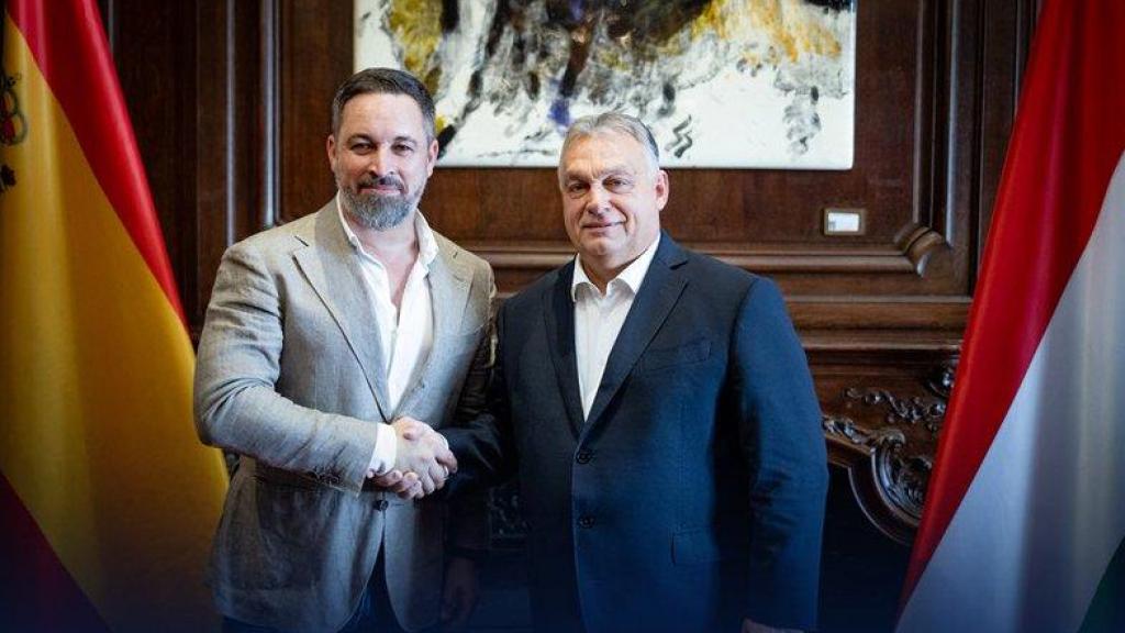 Santiago Abascal y Viktor Orbán en Buenos Aires, durante la toma de posesión de Milei.