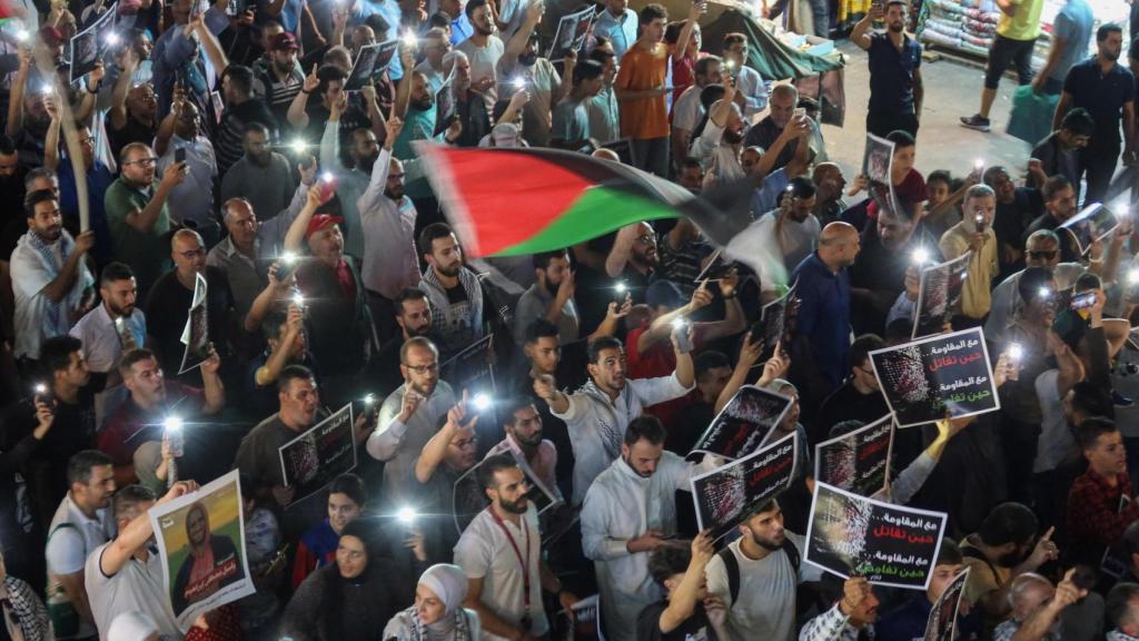Cientos de personas protestan en favor de los palestinos en Amman, Jordania.
