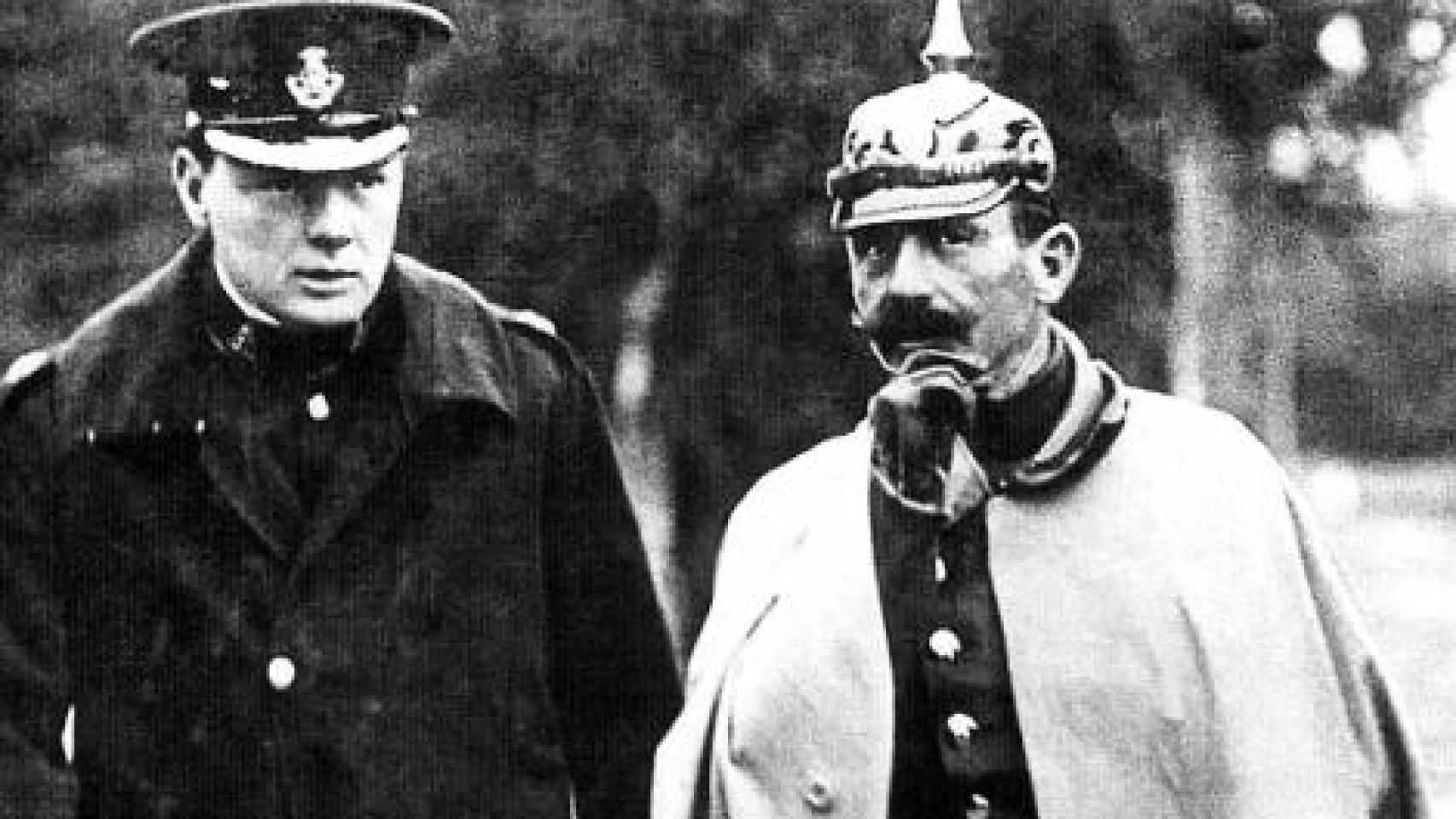 Guillermo II junto a Winston Churchill en 1909.