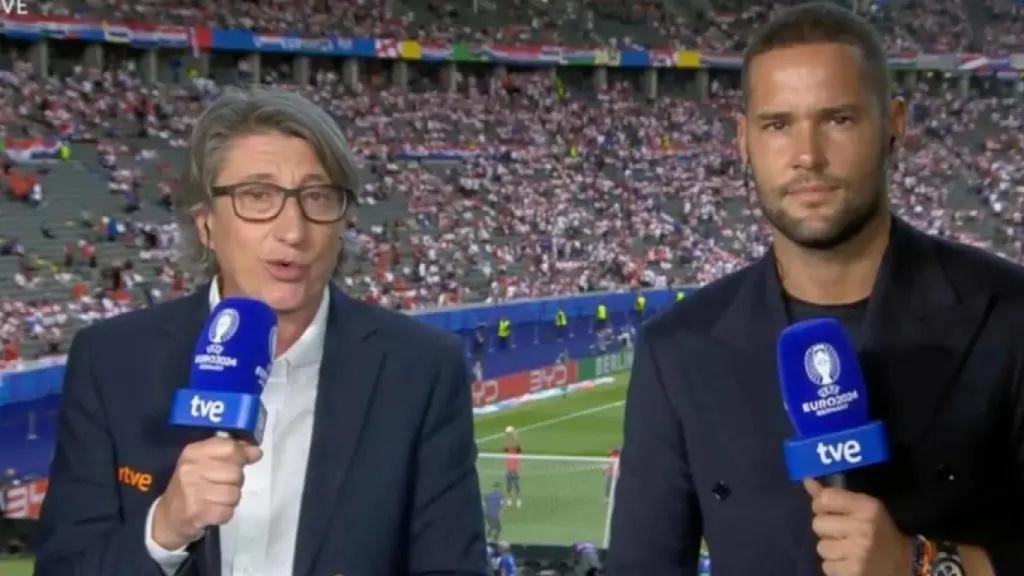Juan Carlos Rivero y Mario Suárez en la cabina de retransmisión de RTVE en la Eurocopa.