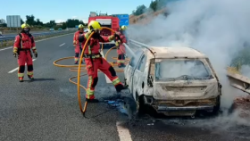 Los Bomberos de León extinguiendo un incendio en un coche en la A-60