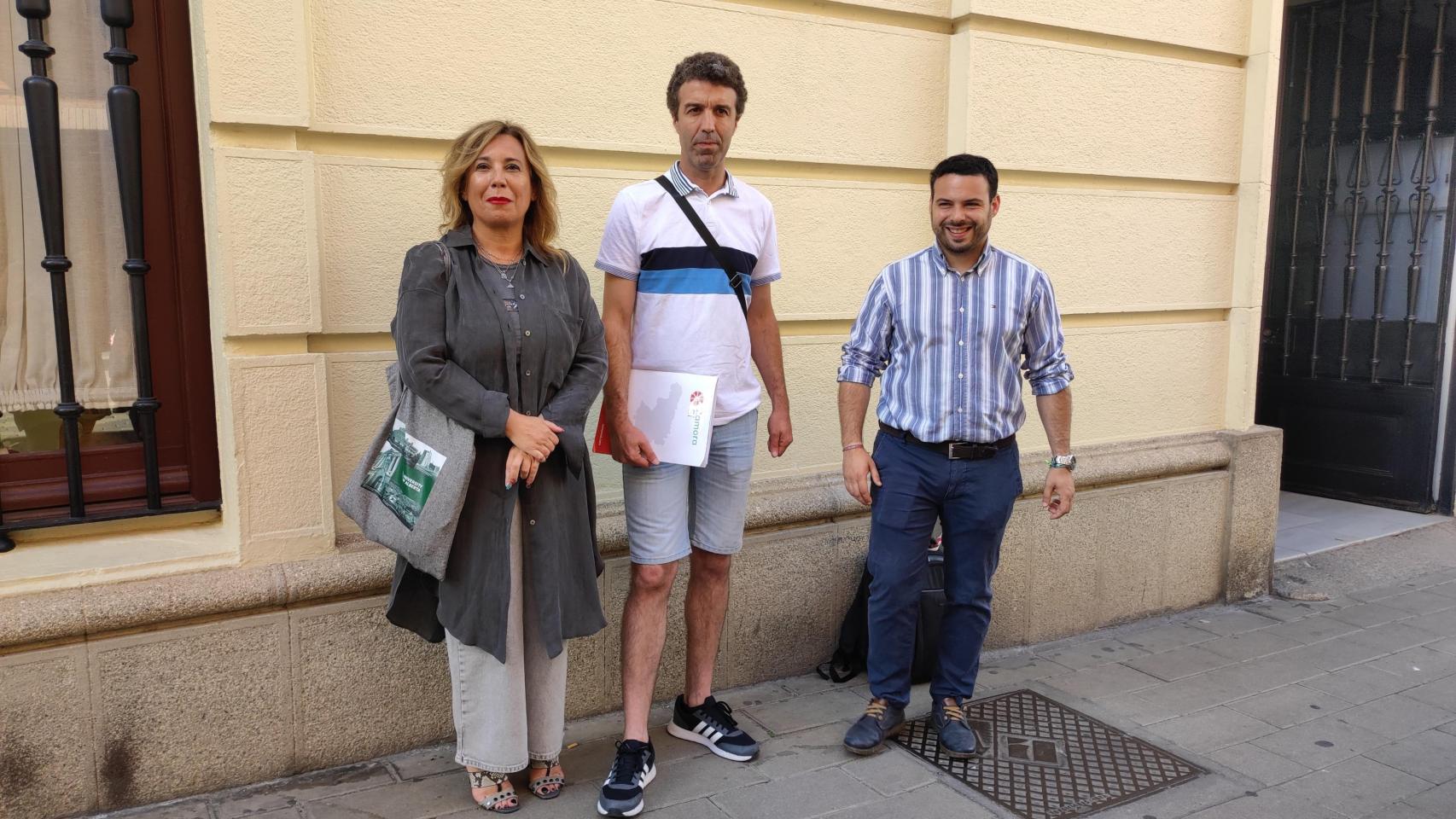 El representante de Zamora Sí en el Ayuntamiento de Vega de Tera, junto con Eloy Tomé y Rocío Ferrero en los Juzgados de Zamora