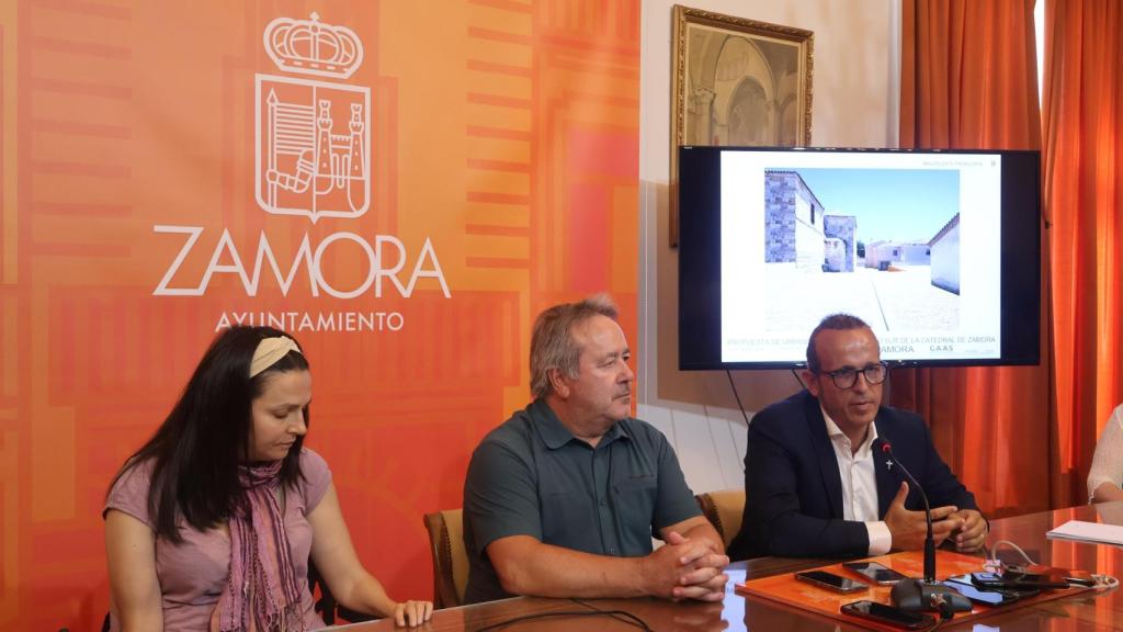 El alcalde de Zamora, Francisco Guarido  y el gerente-ecónomo del Obispado, José Manuel Chillón en la firma del convenio