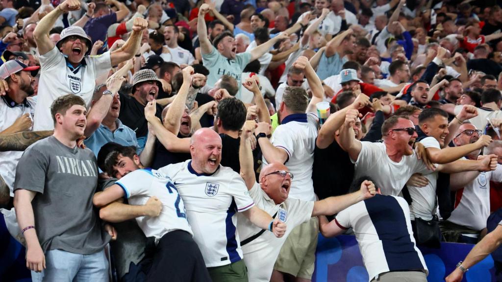 Los hinchas ingleses celebran un gol de su selección en la Eurocopa.