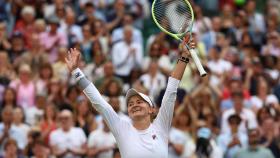 Barbora Krejcikova celebra su victoria en las semifinales de Wimbledon.