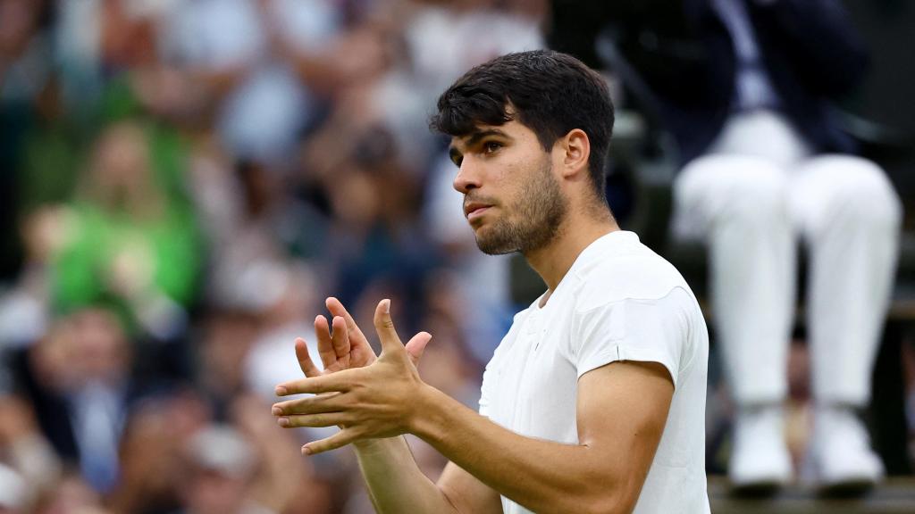 Carlos Alcaraz aplaude al término de uno de sus partidos en Wimbledon.