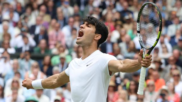 Carlos Alcaraz celebra su victoria ante Medvedev en semifinales de Wimbledon.