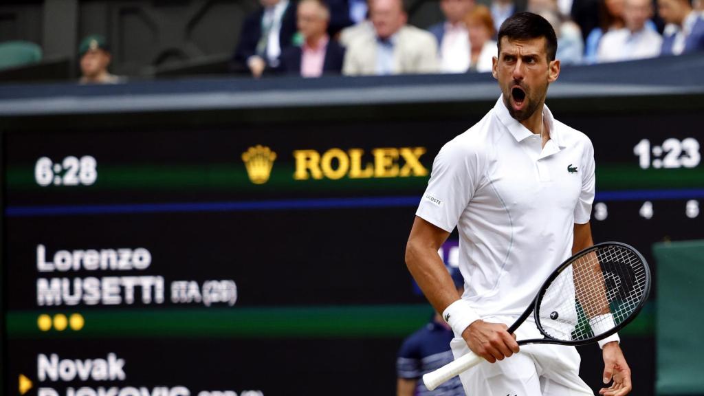 Djokovic celebra su victoria en semifinales de Wimbledon ante Musetti.