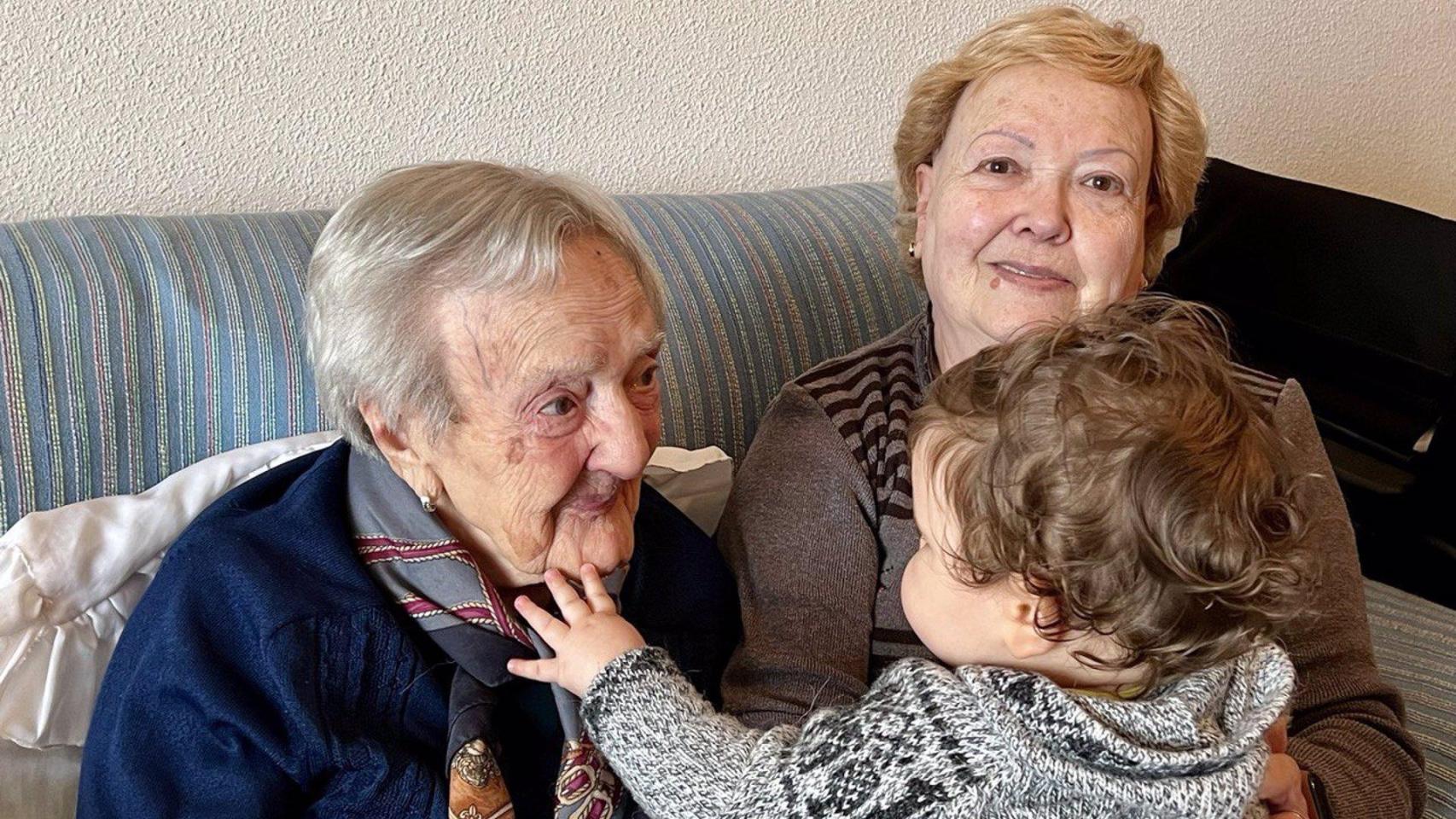 Dolores Buitrago junto a dos familiares. Foto: Santos Monroy / Europa Press.