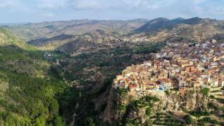 El pueblo de Albacete que se alza sobre un acantilado y esconde una joya única en España