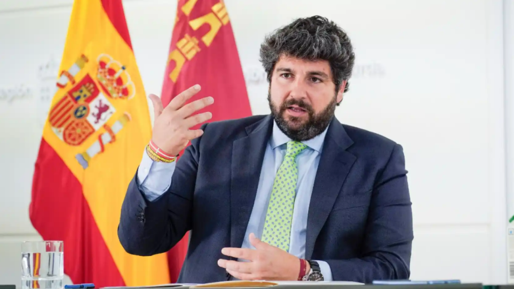 Fernando López Miras, presidente de la Región de Murcia y líder del PP murciano, en una entrevista con EL ESPAÑOL.