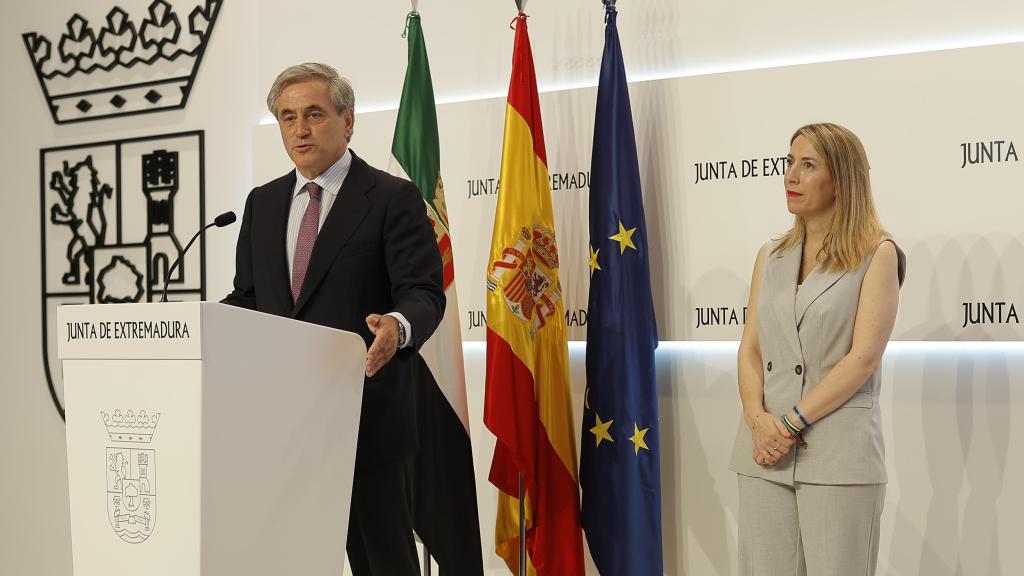 El único consejero de Vox en el Gobierno de Extremadura, Ignacio Higuero de Juan, junto a la presidenta extremeña, María Guardiola, este viernes.