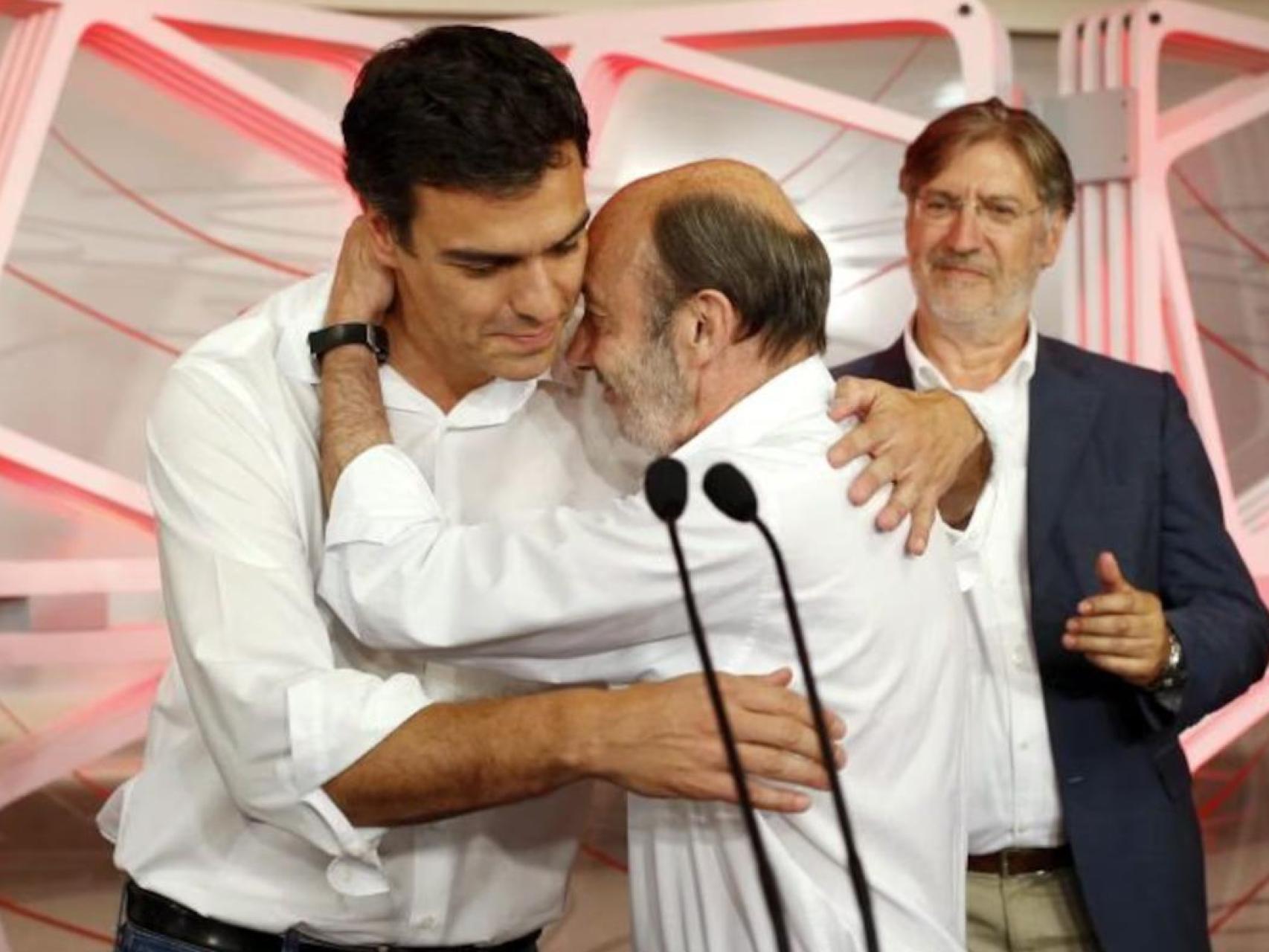 Rubalcaba felicita a Sánchez, el día que éste ganó las primeras primarias del PSOE, con Madina y Pérez Tapias al fondo.