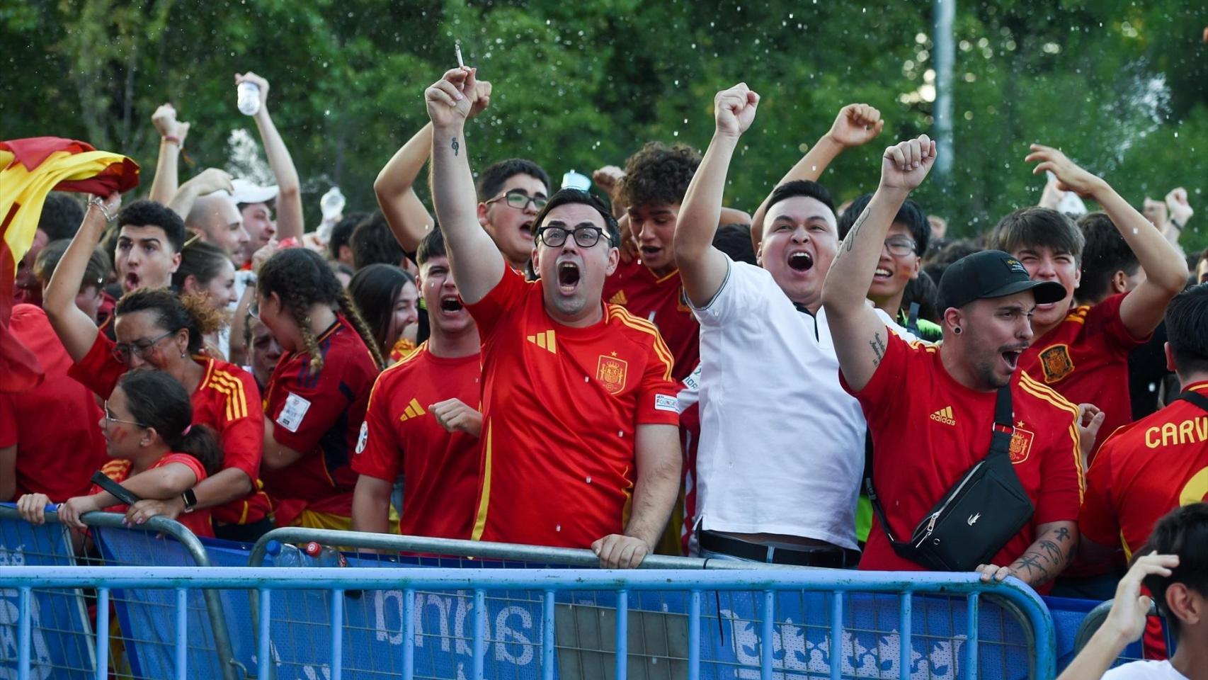 Aficionados celebrando un gol de la semifinal de la Eurocopa entre España y Francia.