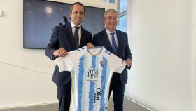 Kike Pérez y Francisco Salado presentan la nueva camiseta del Málaga CF