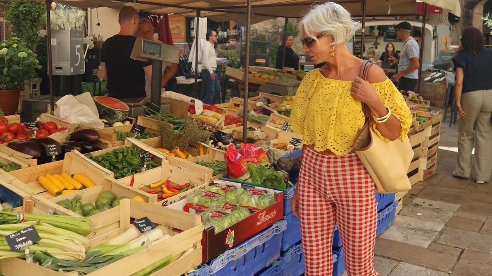 La influencer Grece Ghanem en un mercadillo.