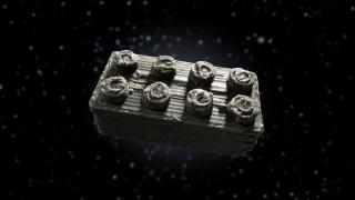Ladrillo de LEGO construido con materiales espaciales