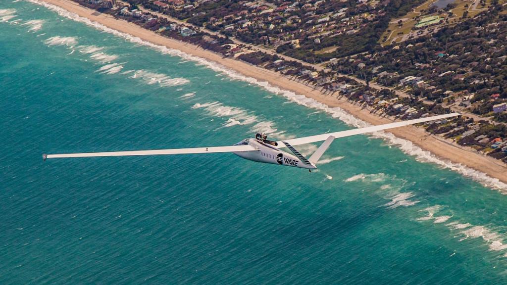 Un avión con un motor pulsejet en la zona superior del fuselaje