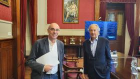 Francisco Jorquera y el profesor Carlos Nárdiz, en el Palacio de María Pita.