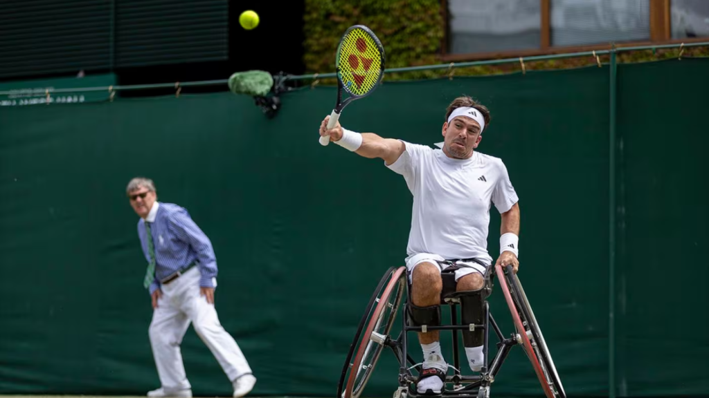 Martín de la Puente en su partido contra T. Oda en Wimbledon.