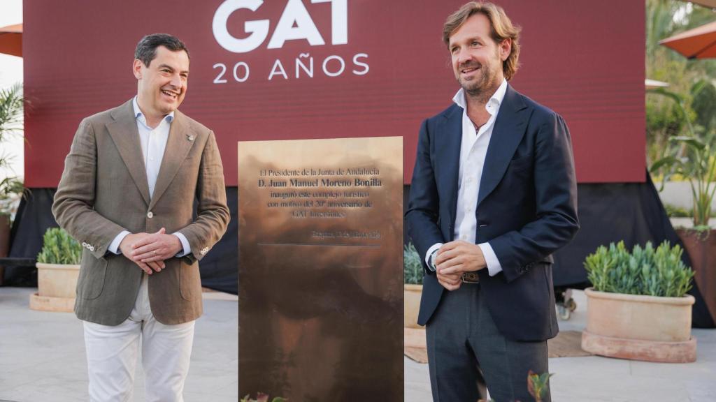 El presidente de la Junta de Andalucía, Juanma Moreno y Rosauro Varo, presidente de Gat Inversiones.