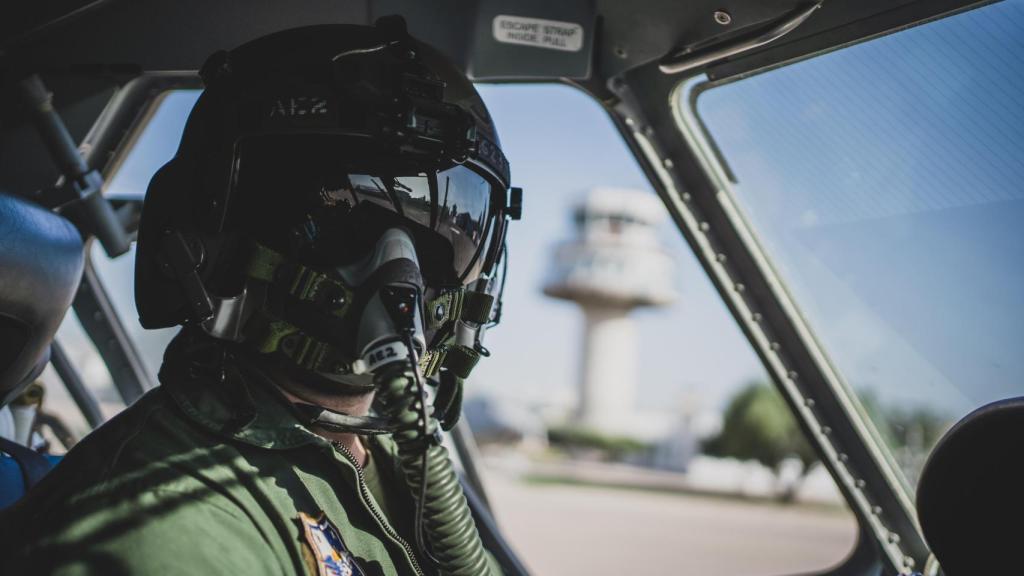 Un piloto del 353 Escuadrón de Operaciones Especiales, perteneciente al Ala 35 del Ejército del Aire y el Espacio, aliados indisociables del EZAPAC en sus ejercicios de salto e incursiones en el frente.
