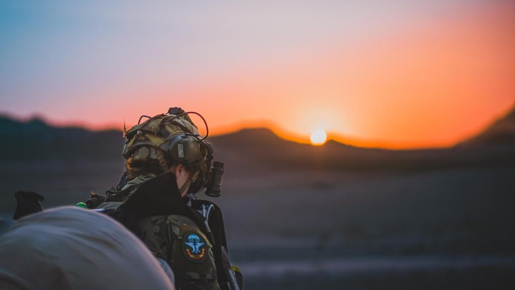 Una soldado del EZAPAC frente al amanecer tras ejecutar un salto de paracaídas.