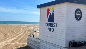Punto de atención 'Tourist Info' instalado para el verano. EE