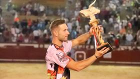 'Guindi', el cortador de La Pedraja muestra su trofeo en el coso arevalense