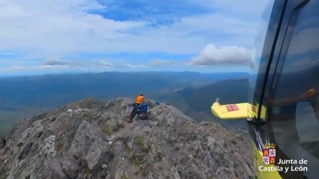 Rescate al montañero herido en la cumbre de Peña Ubiña, en San Emiliano