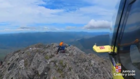 Rescate al montañero herido en la cumbre de Peña Ubiña, en San Emiliano