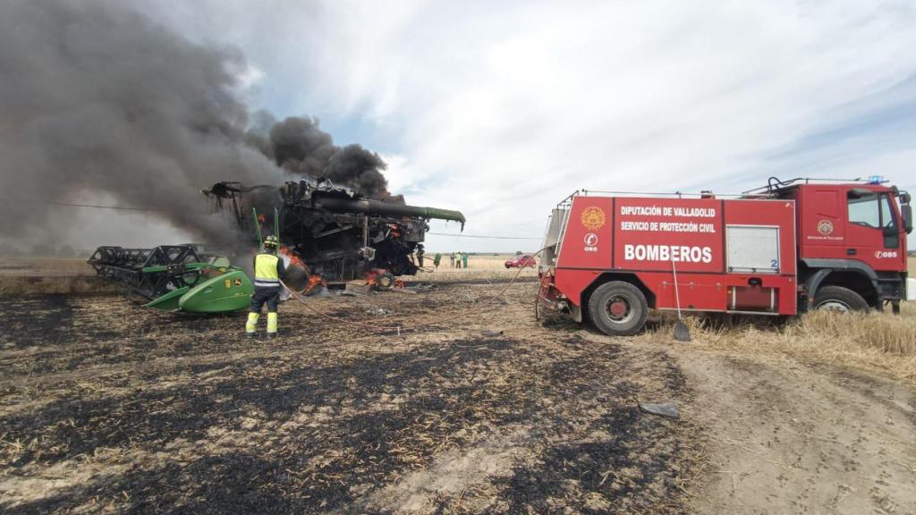 Los bomberos extinguiendo un incendio forestal en Montemayor de Campos, Valladolid