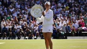 Krejcikova posa con el trofeo de Wimbledon.