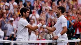 Carlos Alcaraz y Novak Djokovic se saludan antes de la final de 2023