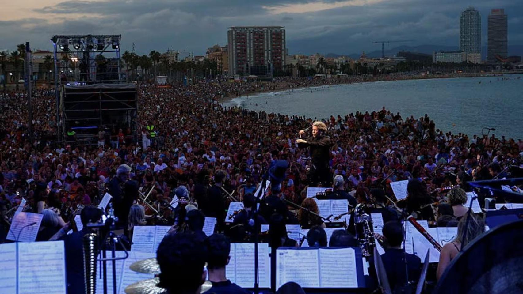 Concierto dirigido por Gustavo Dudamel en la playa de Sant Sebastià en Barcelona. Foto: Quique García / EFE.
