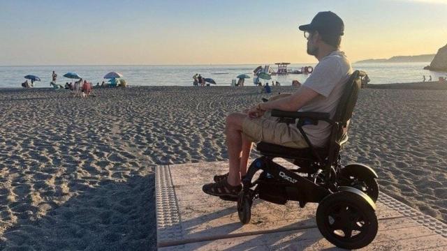 Marcelino, el vecino con esclerosis múltiple en la playa de Salobreña.