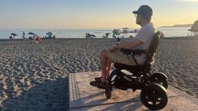 Marcelino, el vecino con esclerosis múltiple en la playa de Salobreña.