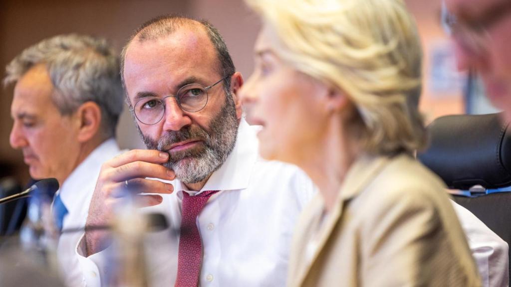 Manfred Weber, presidente del EPP, observa a Ursula von der Leyen, candidata a revalidar como presidenta de la Comisión Europea.