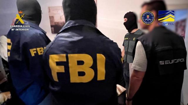 Agentes del FBI y de la Guardia Civil, en uno de los registros domiciliarios llevados a cabo en esta importante operación.